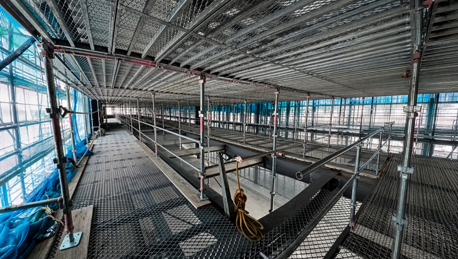 大スパンに架設した内部足場・作業構台