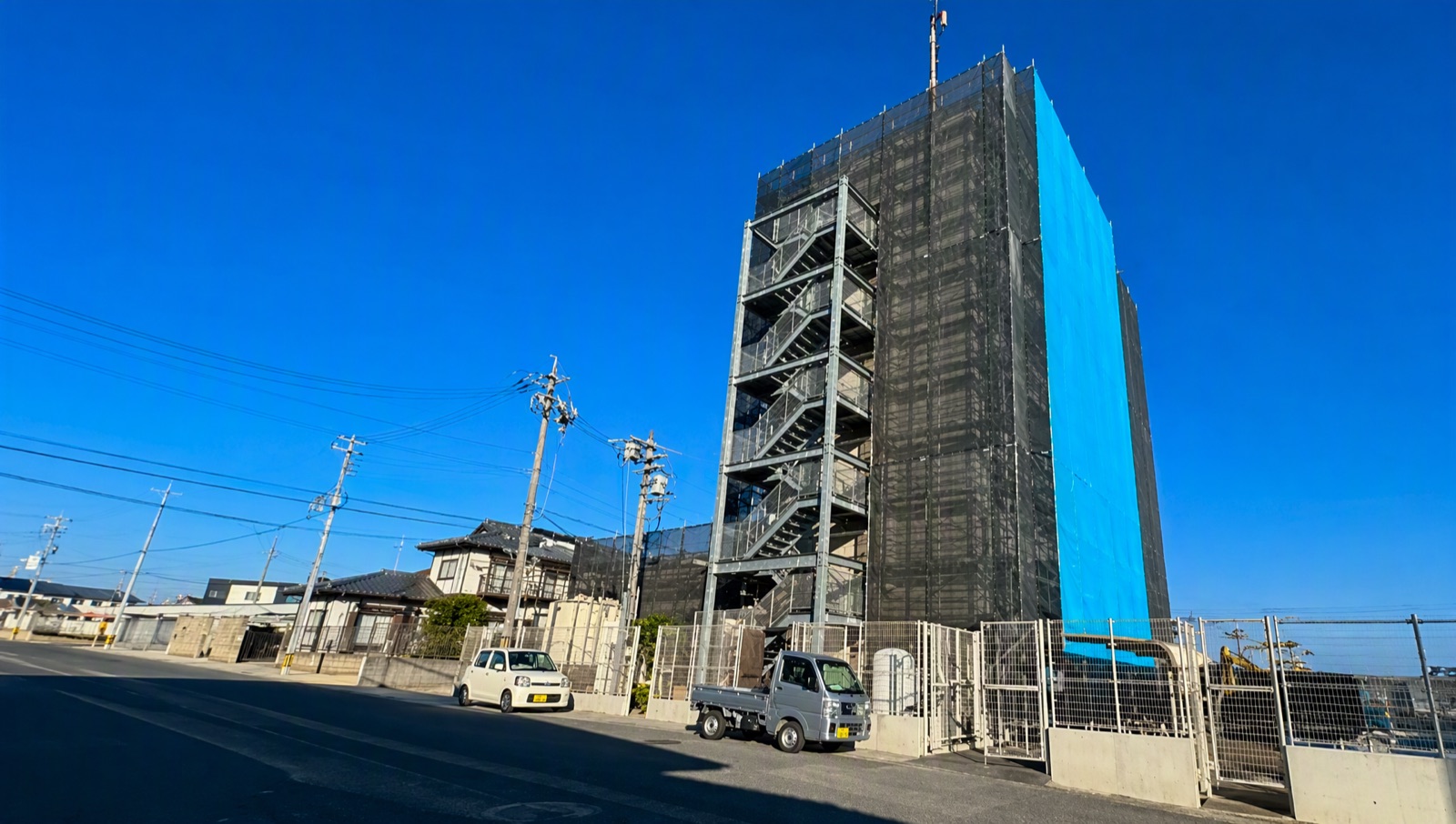 昇降階段を設置した中層建築物の外部足場